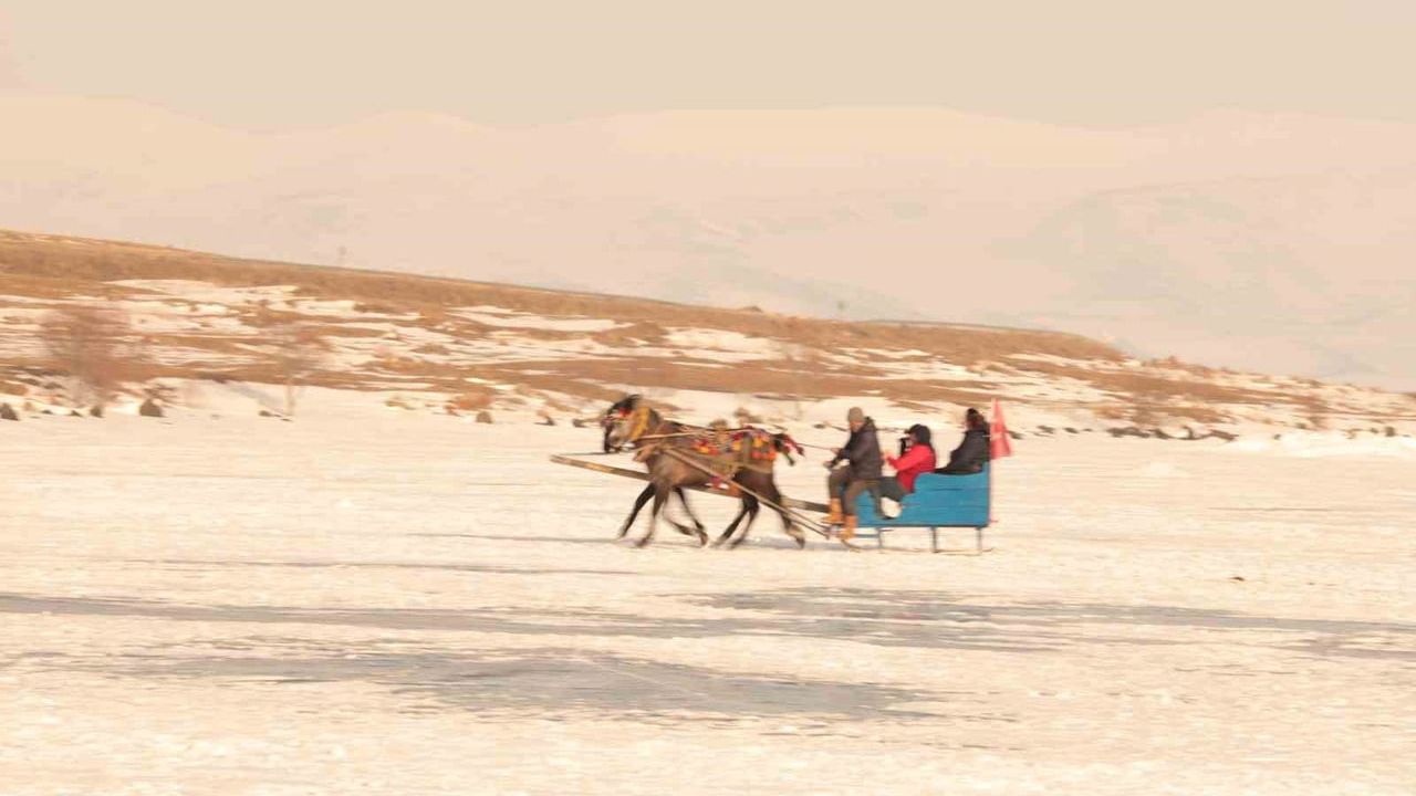 Çıldır Gölü'nde Kış Eğlencesi Başladı