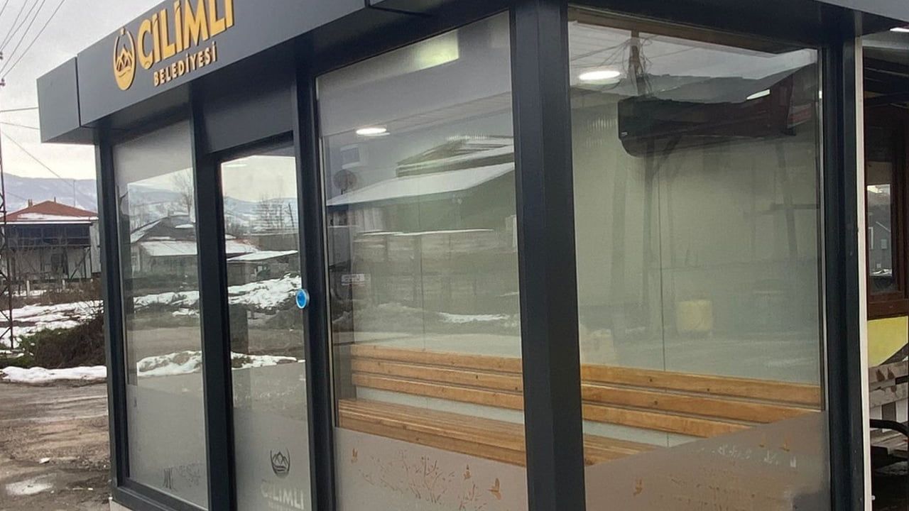 Çilimli'de İlk Akıllı Durak Hizmete Girdi