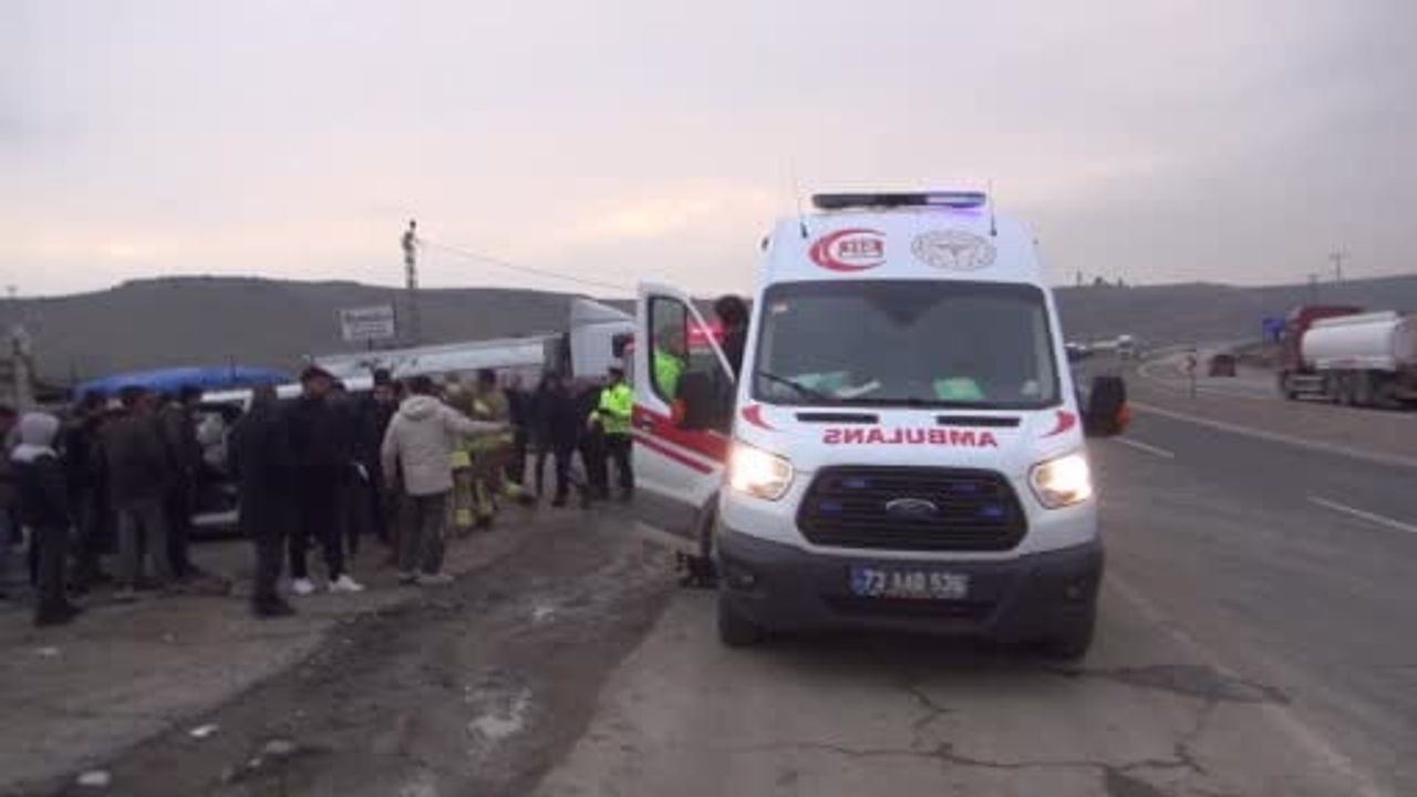 Cizre'de Hafif Ticari Araç Park Halindeki Tıra Çarptı