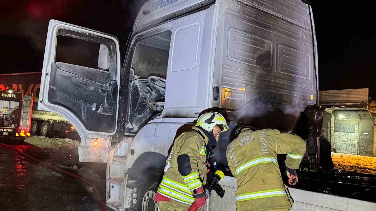 Cizre'de Seyir Halindeki TIR Yangını
