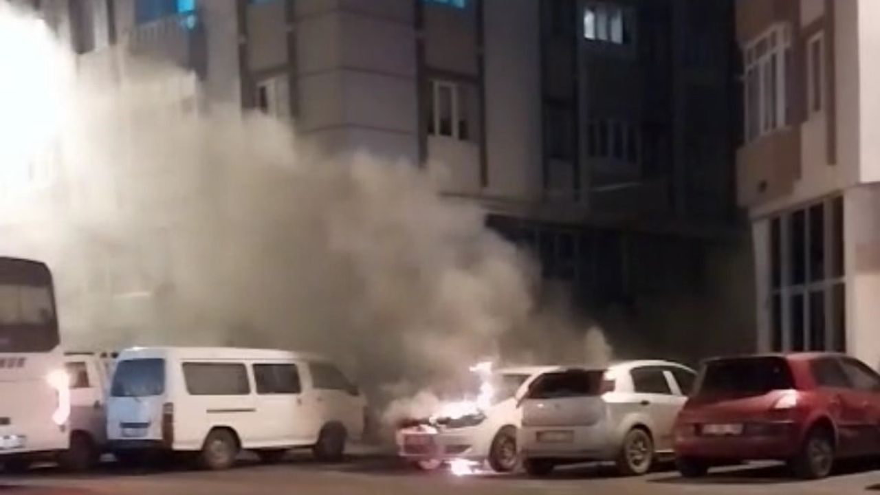 Çorlu'da Park Halindeki Otomobil Yandı