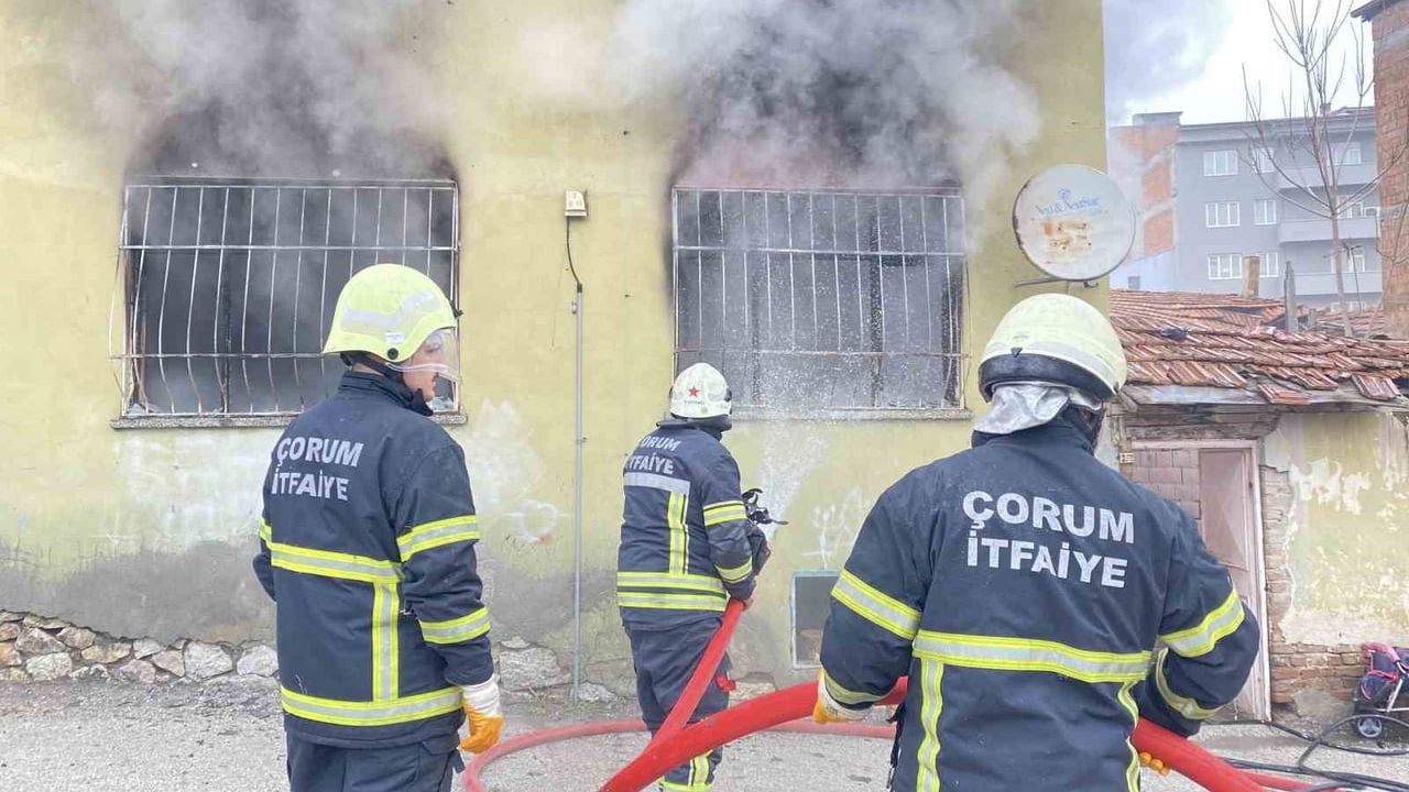 Çorum'da 2 Katlı Evde Yangın Panik Yarattı