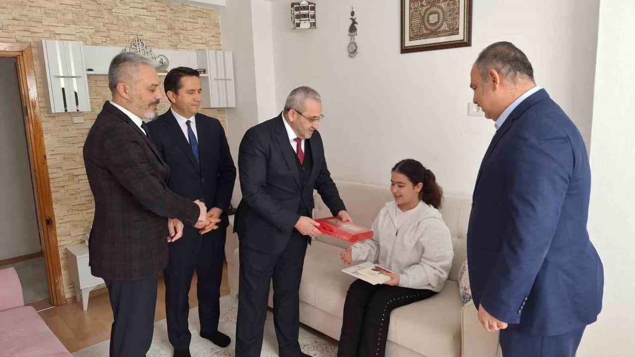 Çorum'da Evde Eğitim Gören Öğrenciye Karnesi Verildi