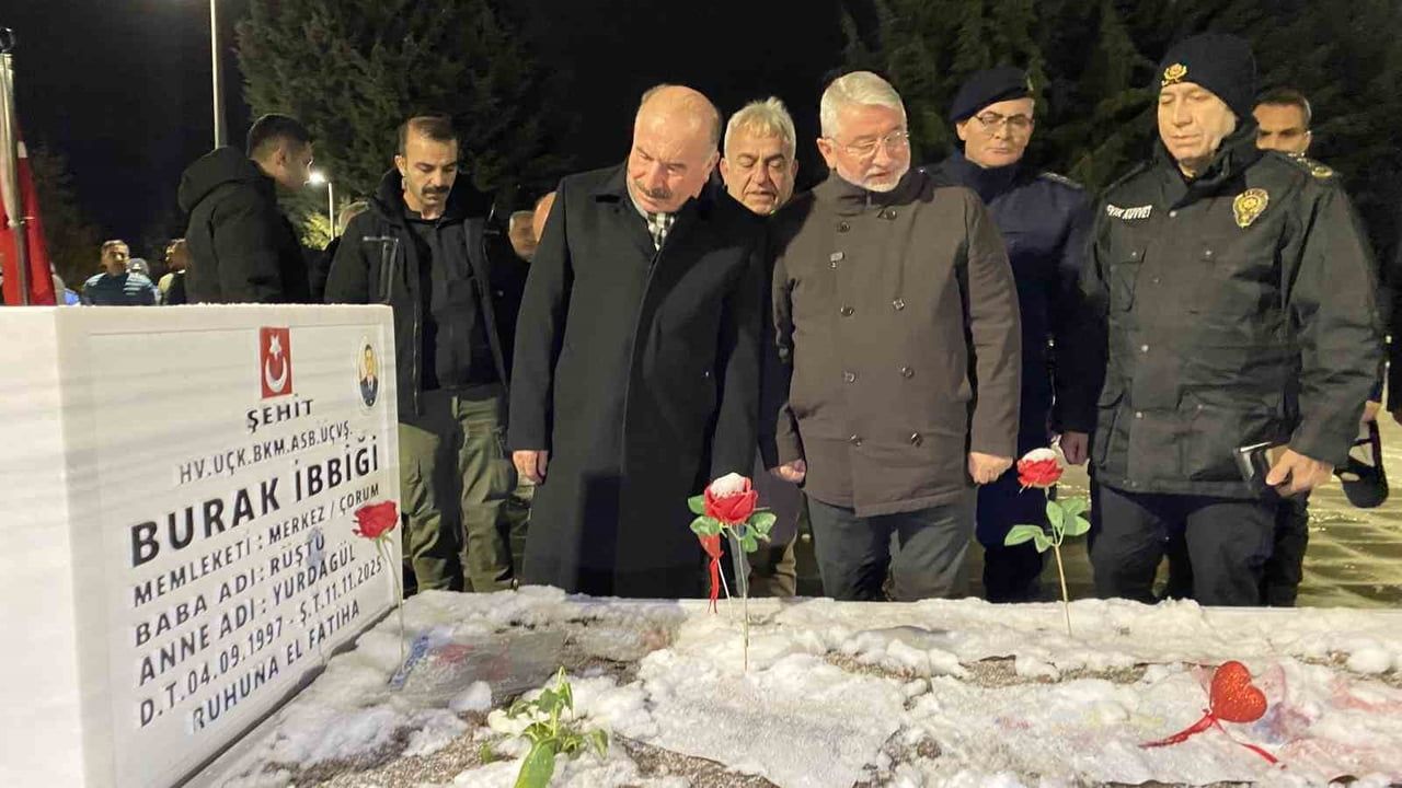 Çorum'da Şehitlikte Yılbaşı Gecesi Anması