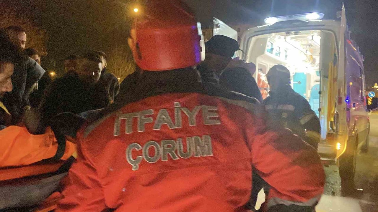 Çorum’da Trafik Kazası: Otomobil Hurdaya Döndü, Sürücü Yaralı