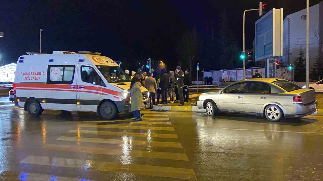 Çorum'da Trafik Kazası: Sinyalizasyon Direğine Çarpma Sonucu 1 Yaralı