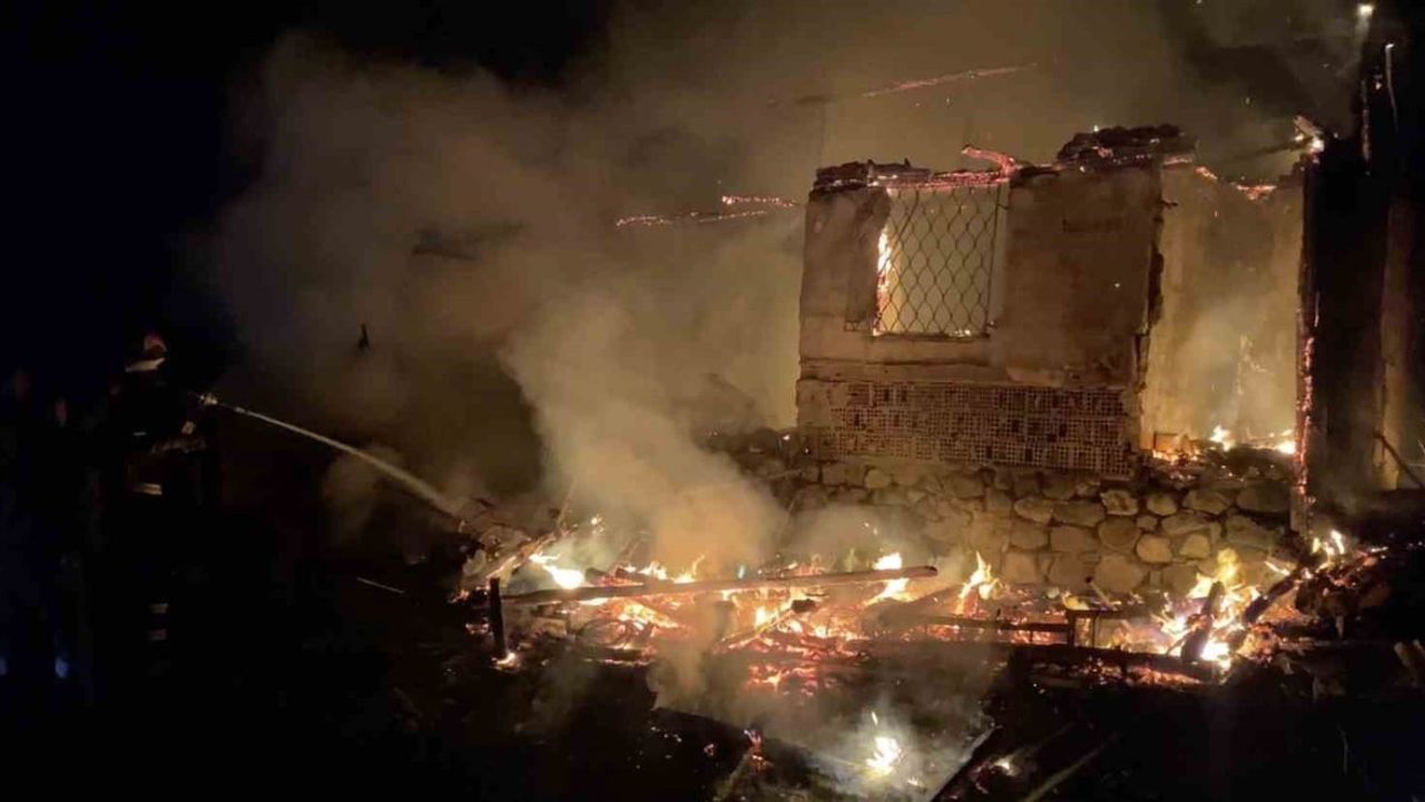 Çorum'da Yangın: Nişan İçin Dışarıda Olan Aile, Evlerini Kaybetti