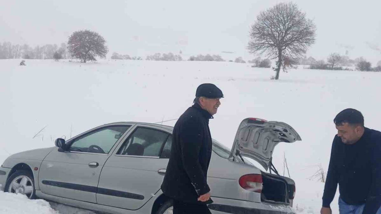 Çorum'da Yoğun Kar Nedeniyle Mahsur Kalan Araçlar Kurtarıldı