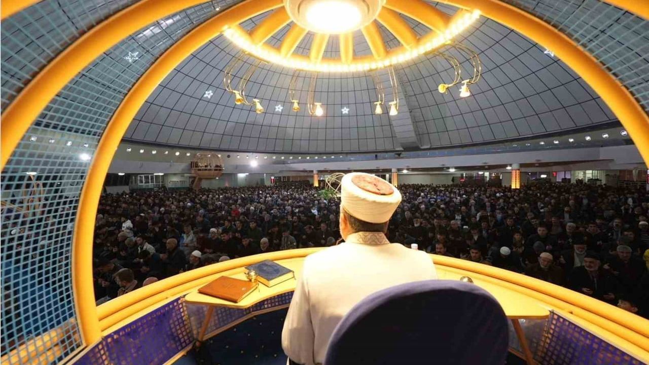 Cuma Hutbesinde Namazın Önemi Vurgulandı