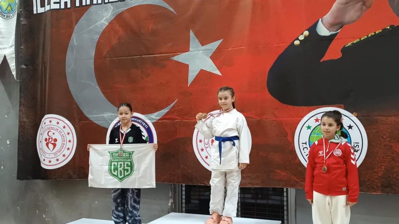 Cumayeri Belediyesi Karate Takımı Madalya ile Döndü