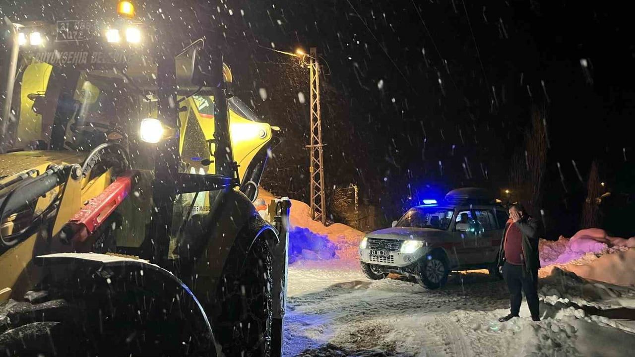 Çüngüş'te Ambulans Çığda Mahsur Kaldı