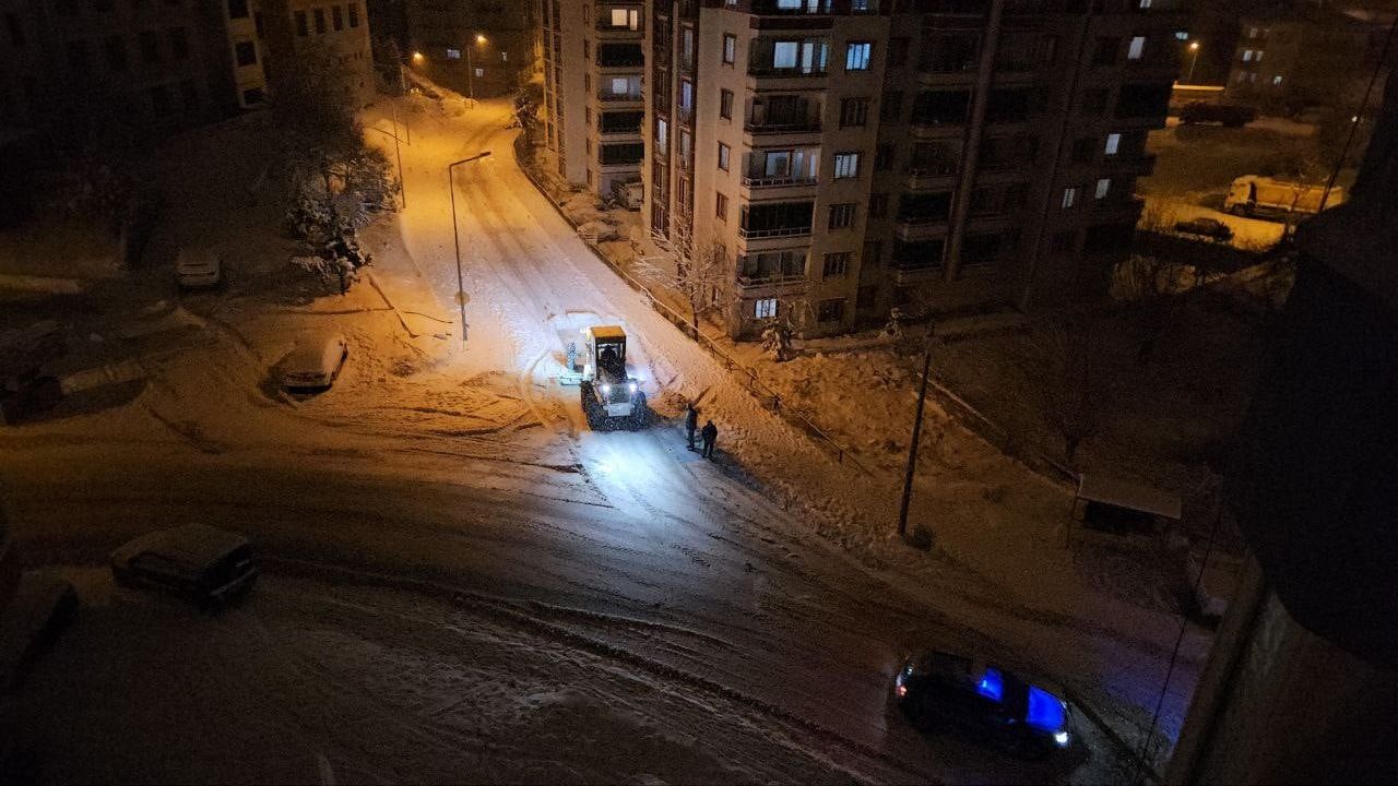 Darende Belediyesi Karla Mücadeleye Devam Ediyor