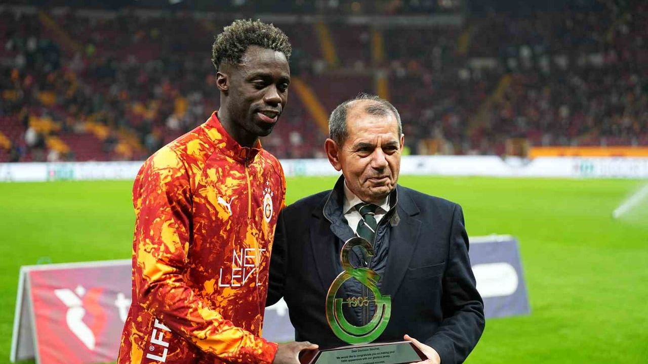 Davinson Sanchez'e 100. Maç Plaketi