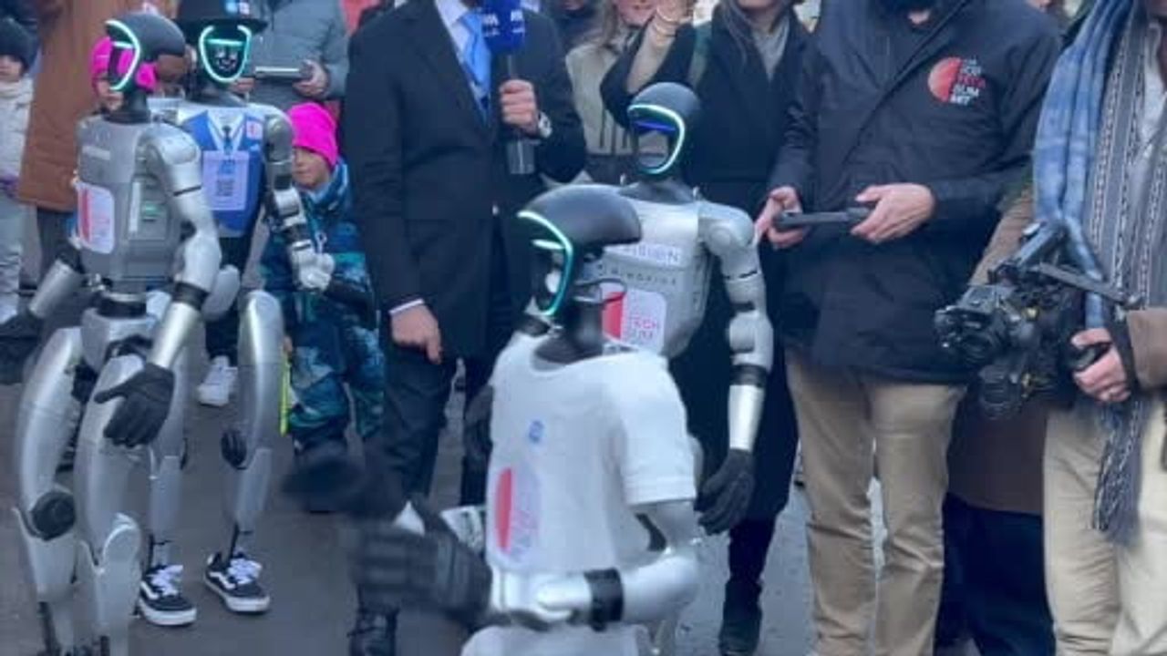 Davos'ta Renkli Görüntüler: Dans Eden Çinli Robotlar Dikkat Çekti