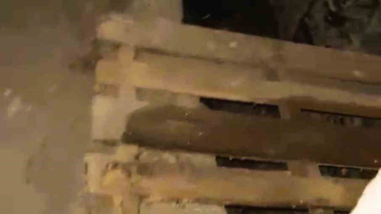 Defineciler 300 Yıllık Tarihi Hamamı Tahrip Etti