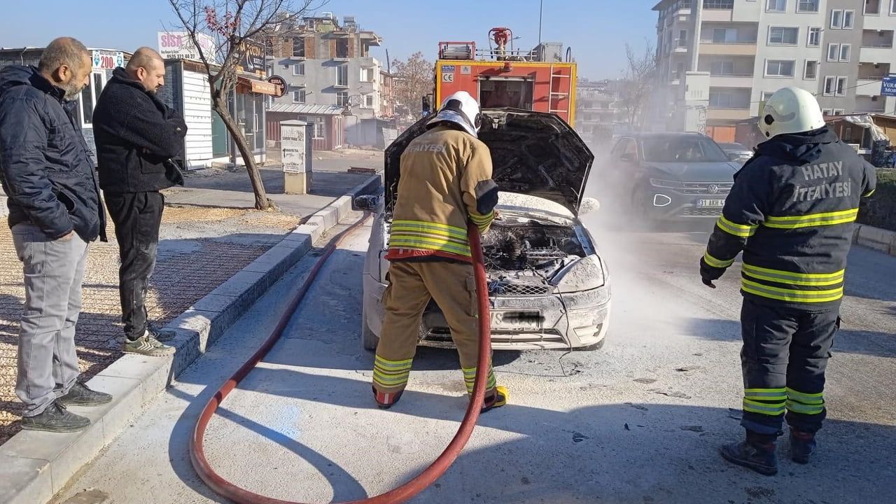 Defne'de Otomobil Yangını Kontrol Altına Alındı