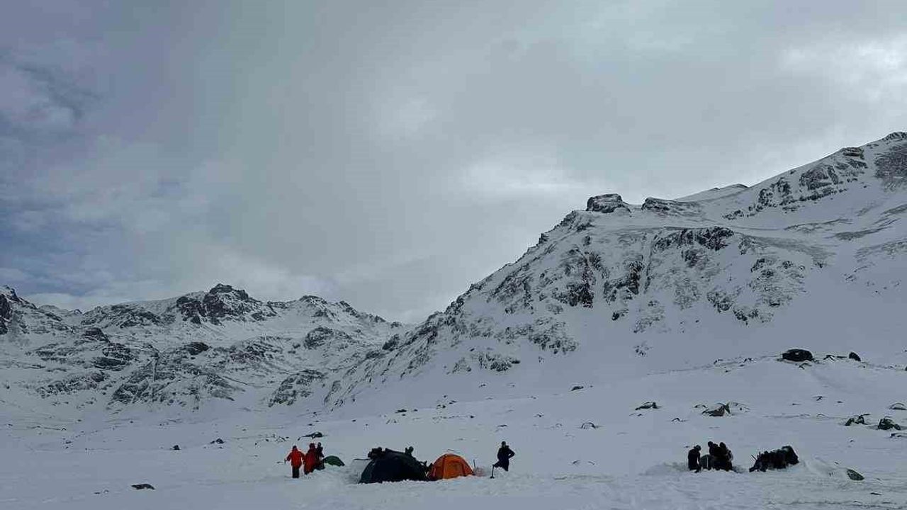 Demirkapı Tepesi'nde Kış Zirve Tırmanışı Başarıyla Tamamlandı