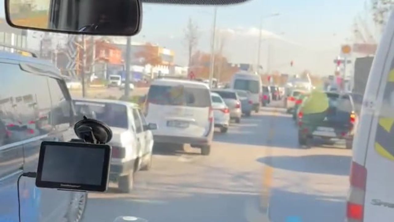 Denizli'de Duyarlı Sürücüler Ambulansa Yol Verdi
