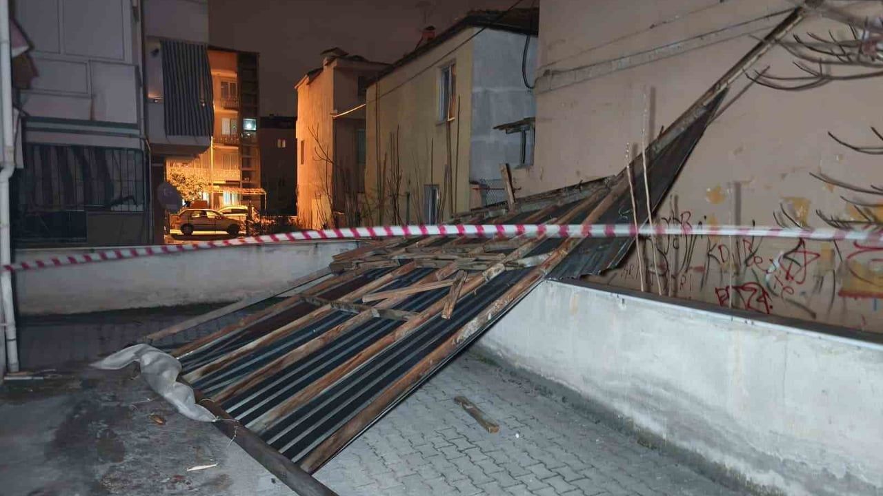 Denizli'de Fırtına: Ağaçlar Devrildi, Çatılar Uçtu