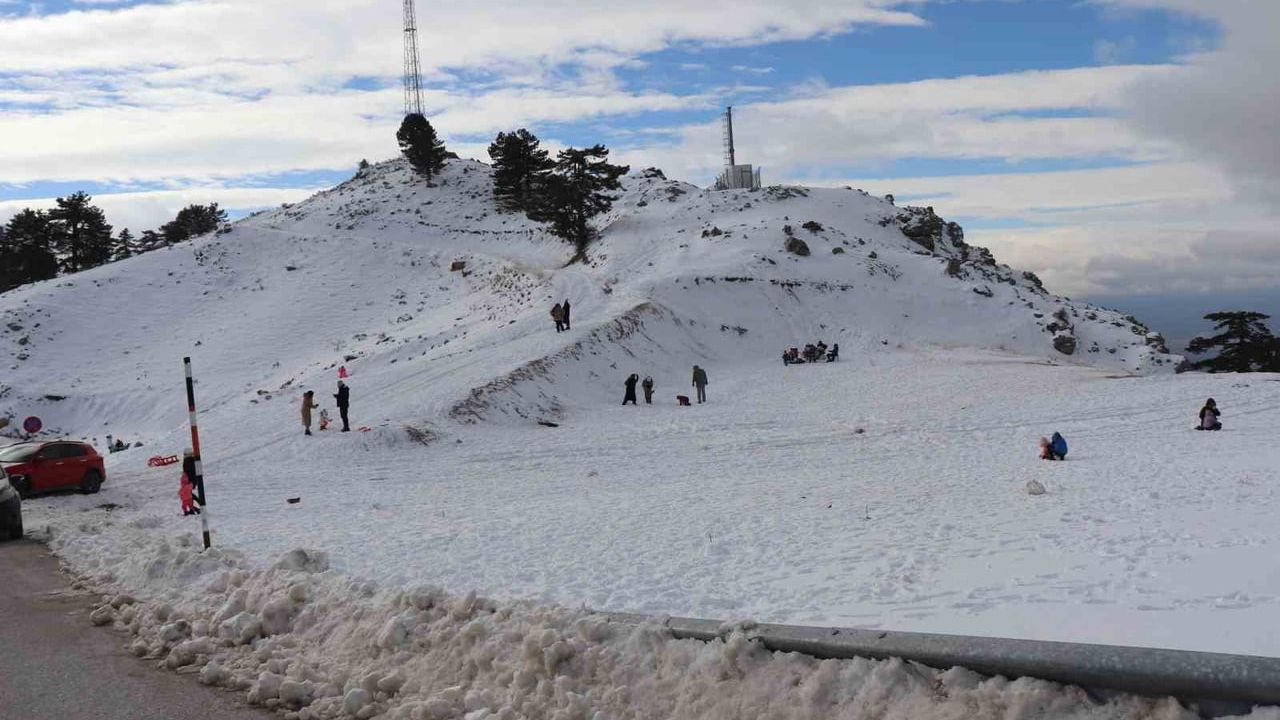 Denizli Nikfer Kayak Merkezi'nde Kar Olmadan Yoğun İlgi