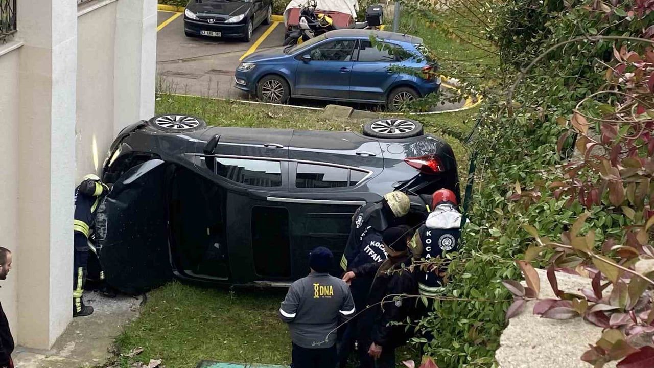 Derince'de İstinad Duvarından Düşen Araçta Yaralılar Var