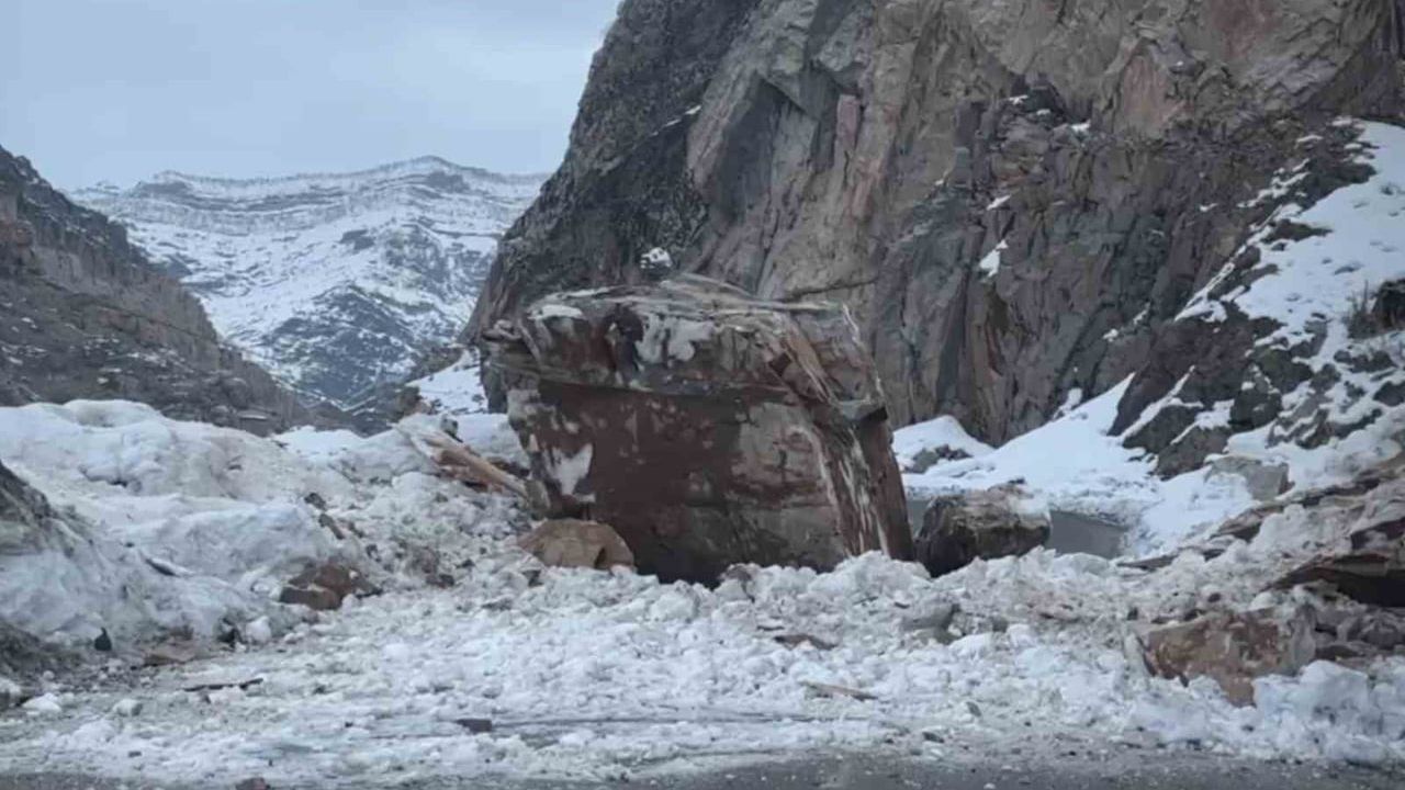 Dev Kaya Şırnak'ta Yolu Kapattı