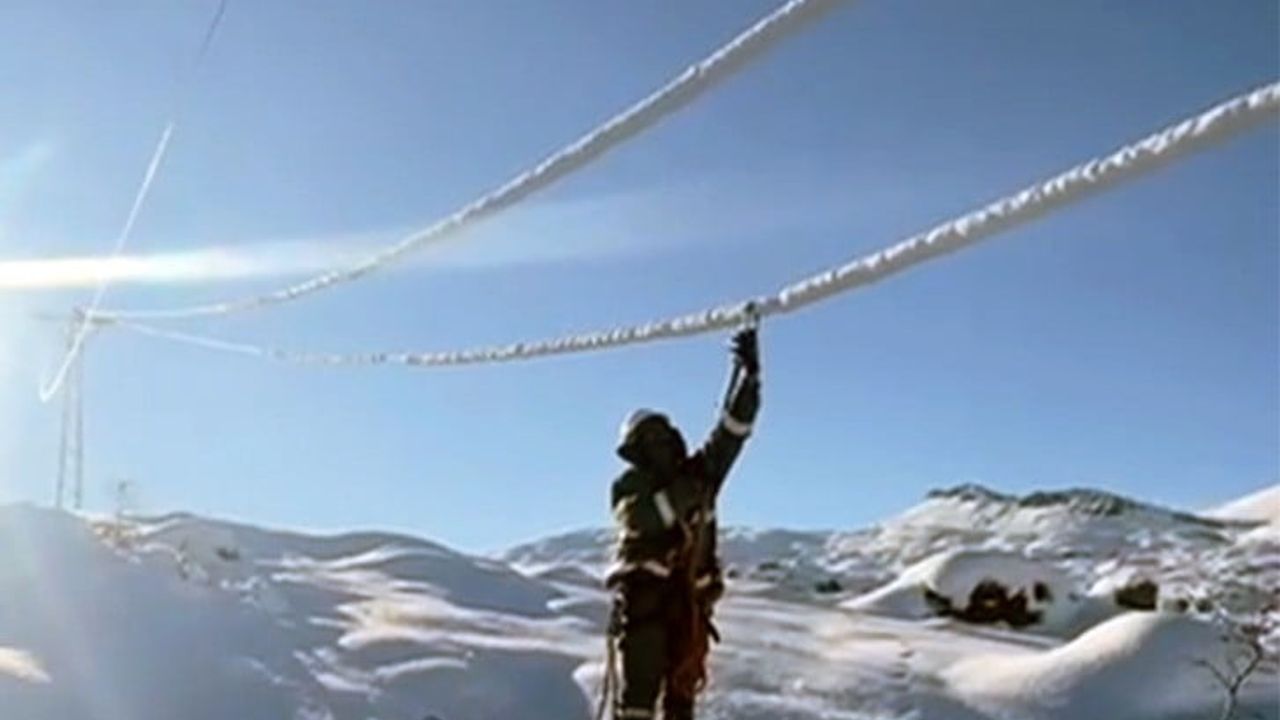 Dicle Elektrik Çüngüş'teki Zorlu Kış Şartlarında Enerji Kesintilerini Gideriyor