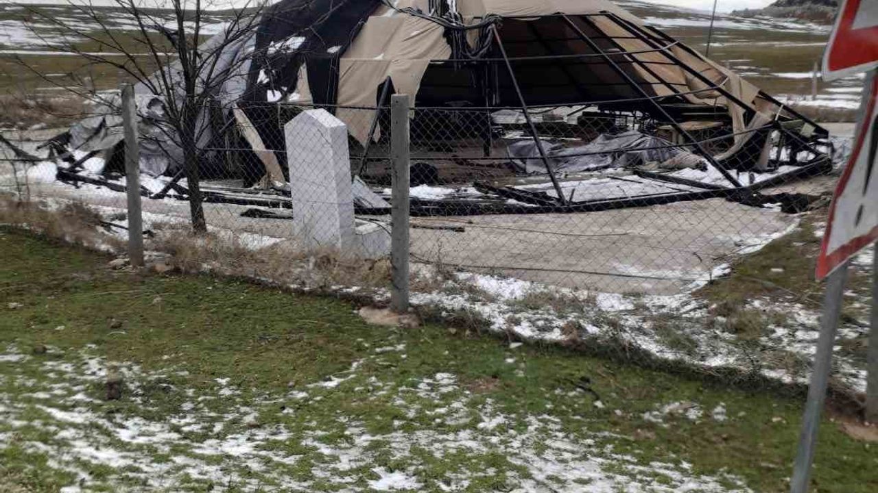 Dinar'daki Yörük Kıl Çadır Salon Fırtınada Parçalandı