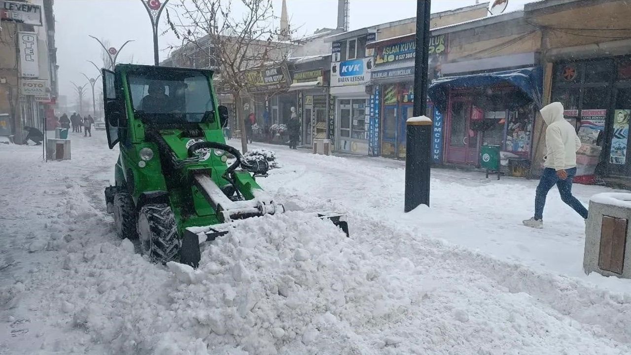 Diyadin’de Karla Mücadele Çalışmaları Hız Kesmeden Devam Ediyor