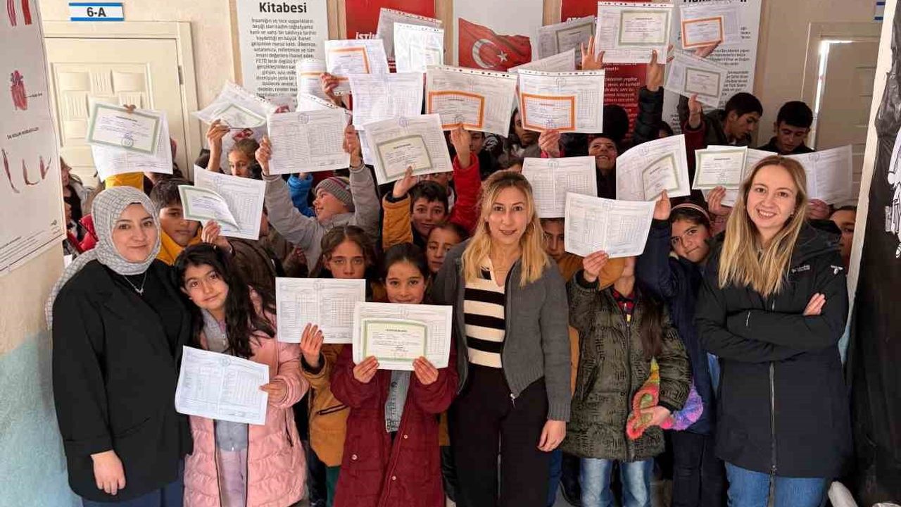 Diyadin'de Karneler Dağıtıldı: Mutlu Ortaokulu'nda Kutlama Coşkusu