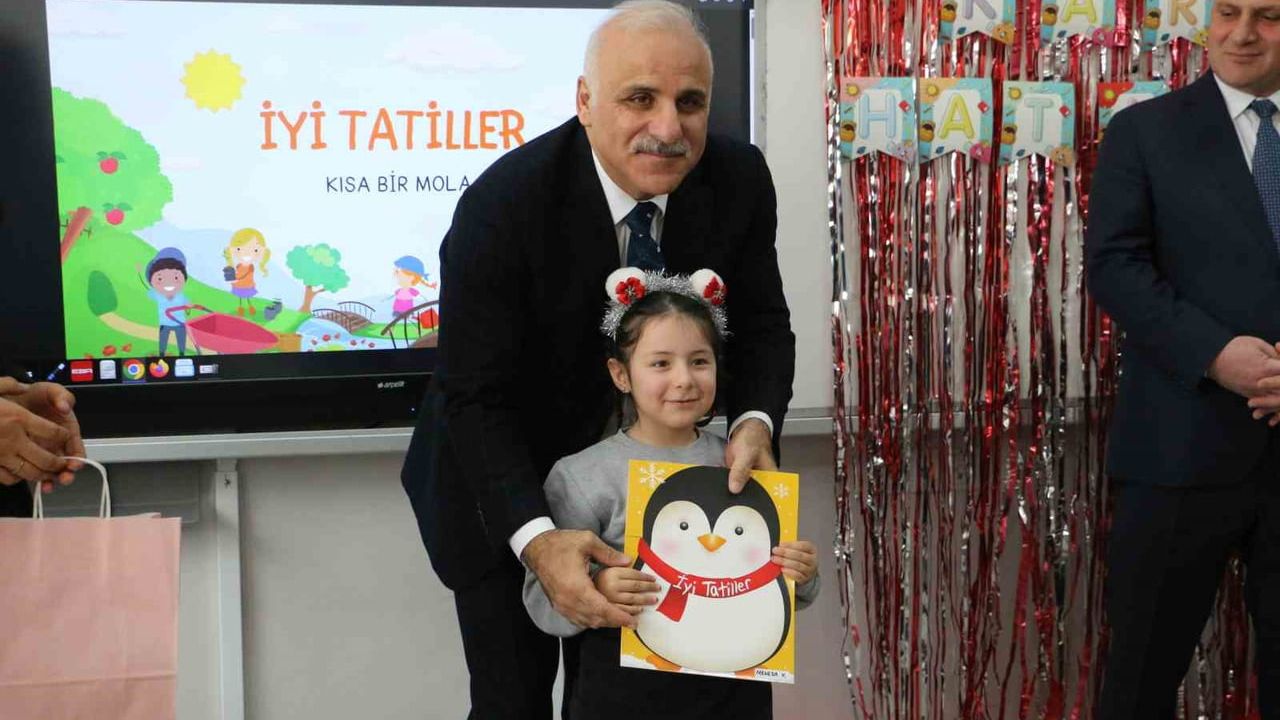 Diyarbakır'da 458 Bin Öğrenci Karne Sevinci Yaşadı