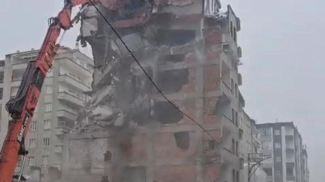 Diyarbakır'da Ağır Hasarlı Bina 30 Saniyede Yıkıldı