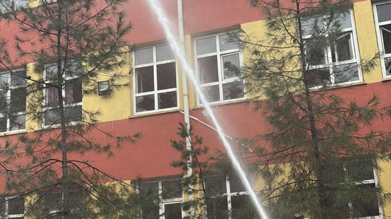 Diyarbakır'da Boşaltılan Okulda Yangın Çıktı