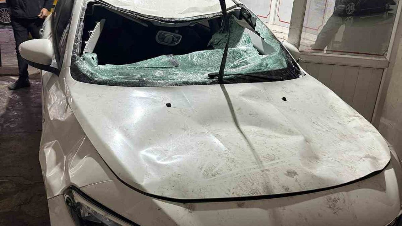 Diyarbakır'da Çatıdan Düşen Kar Kütlesi Otomobile Zarar Verdi