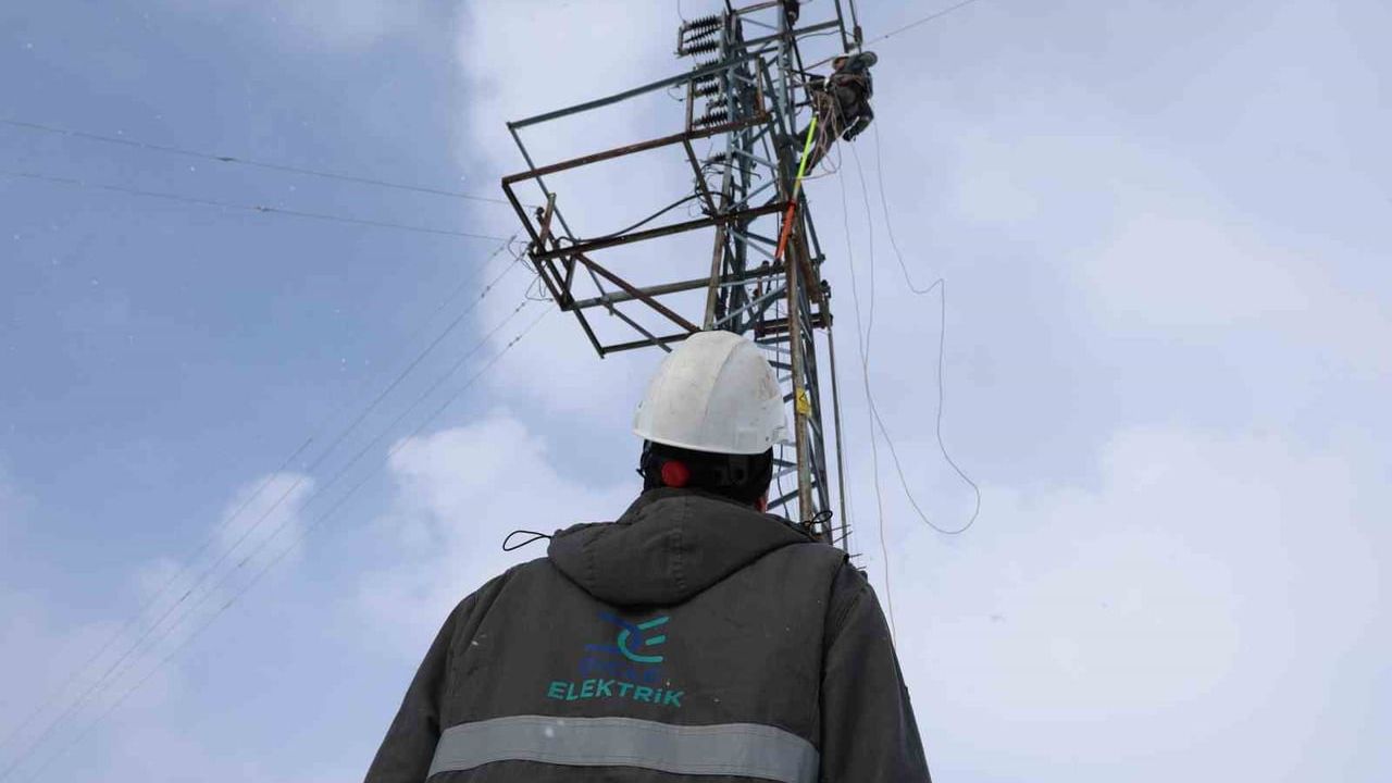 Diyarbakır'da Dicle Elektrik Ekipleri Zorlu Hava Koşullarında Enerji Hatlarını Onarıyor