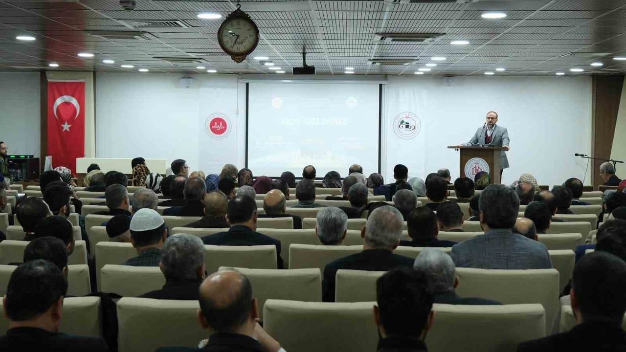Diyarbakır'da Hac Görevlilerine Eğitim Semineri Düzenlendi