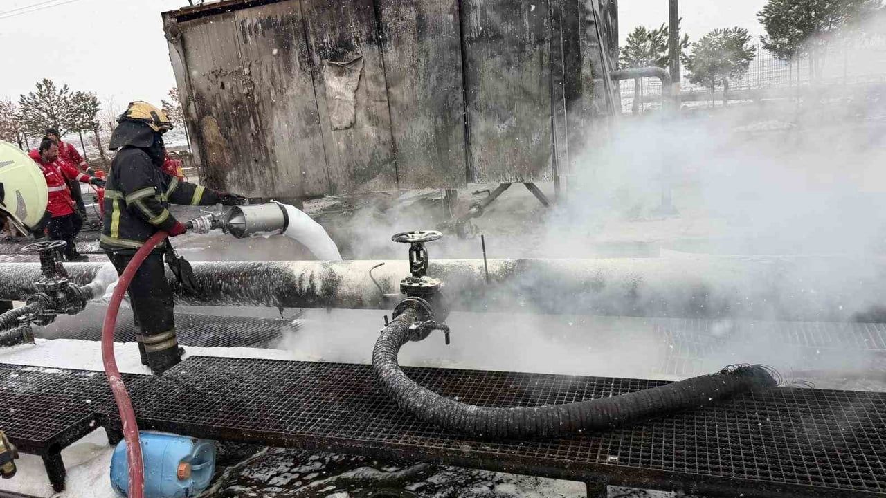 Diyarbakır'da Ham Petrol Havuzunda Yangın Söndürüldü
