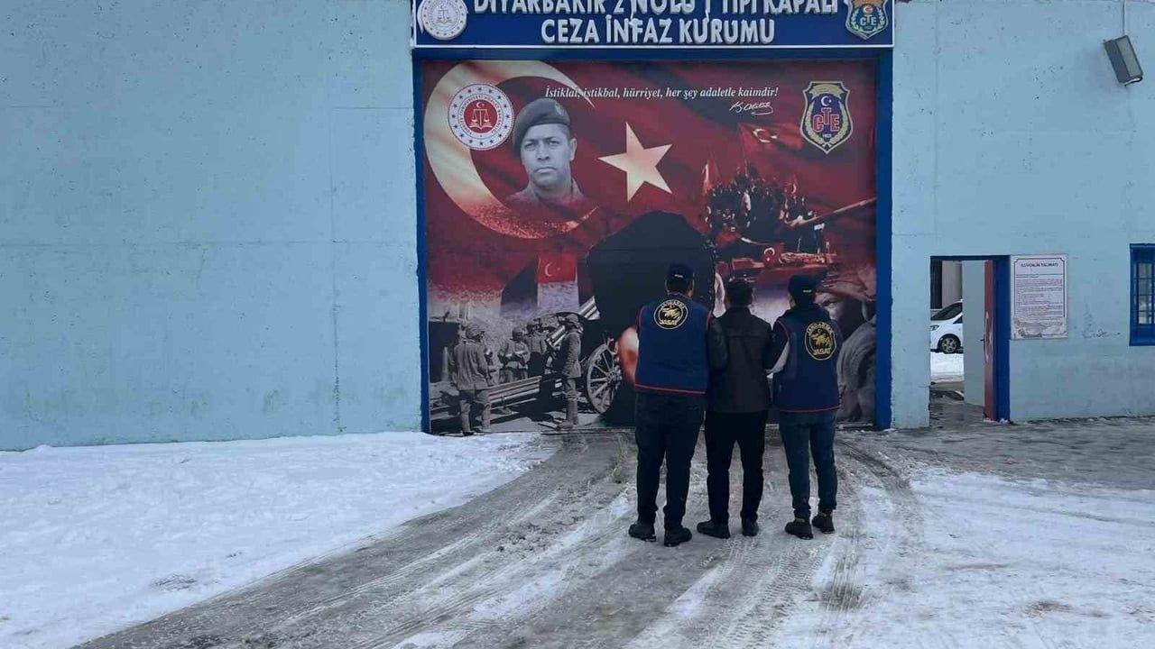 Diyarbakır'da Jandarma Operasyonu: 67 Şahıs Tutuklandı