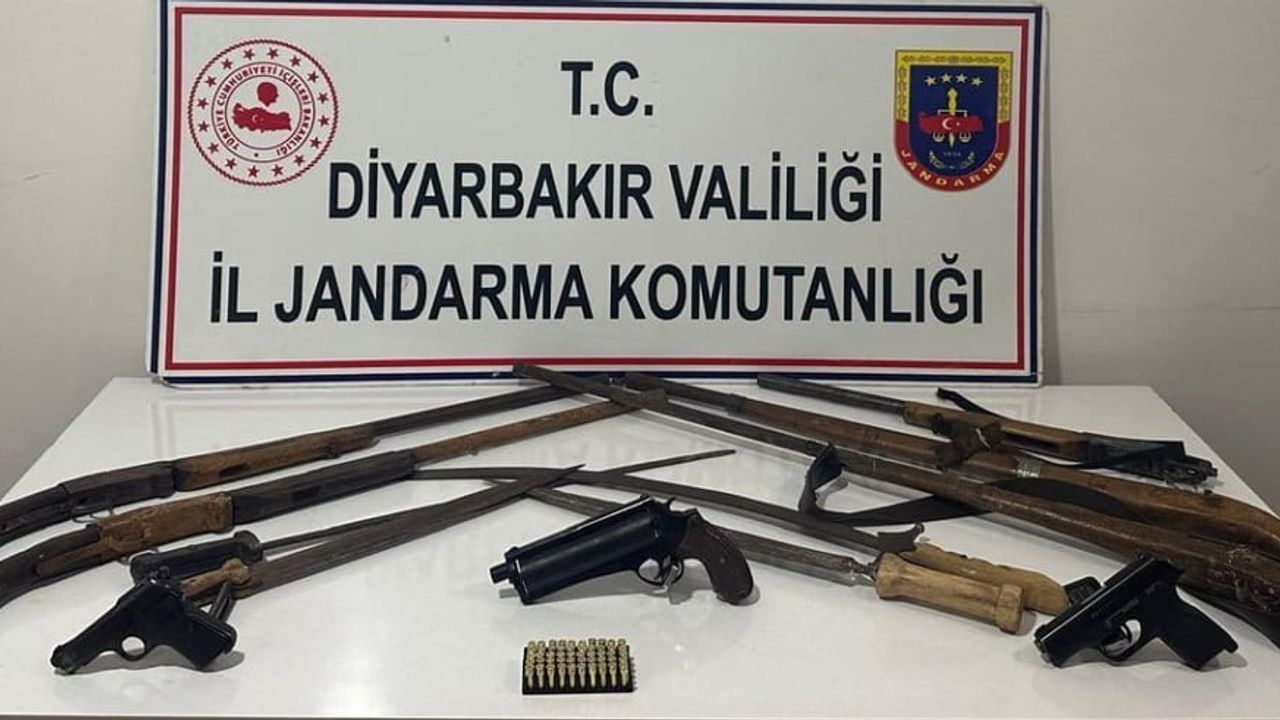 Diyarbakır'da Jandarma Operasyonu: Silah ve Kaçak Malzemeler Ele Geçirildi