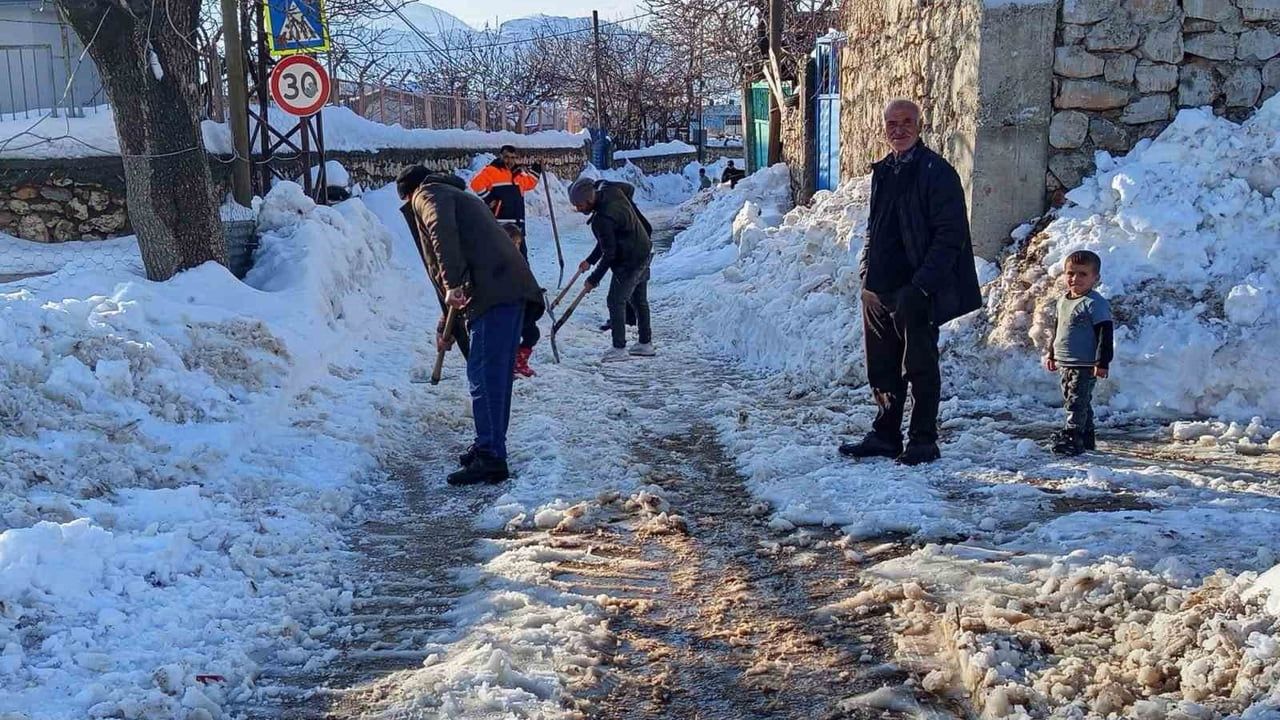 Diyarbakır'da Kapanan Yollar, Vatandaşların Çabasıyla Açıldı