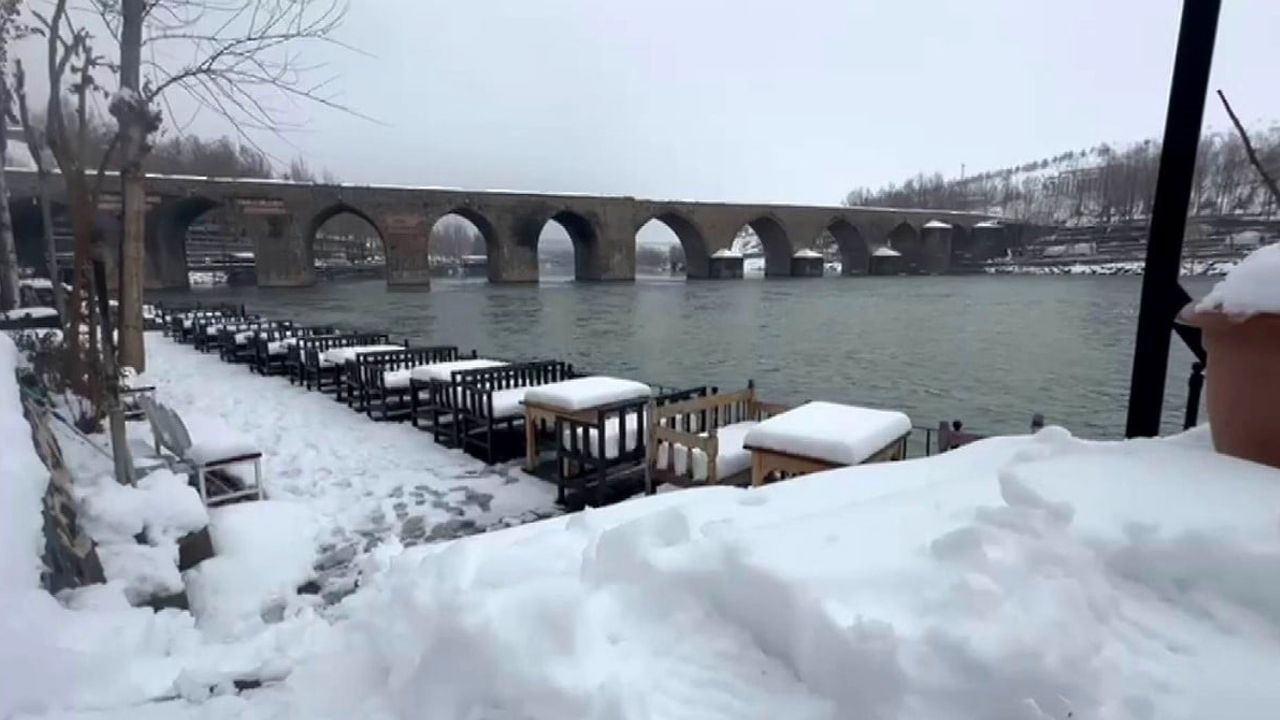 Diyarbakır'da Kar Yağışı Dicle Nehrini Besliyor