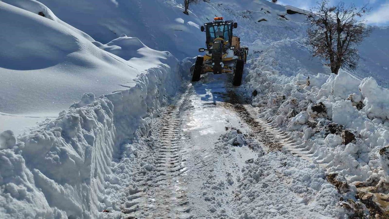 Diyarbakır'da Karla Mücadele Çalışmaları Devam Ediyor