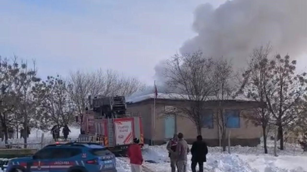 Diyarbakır'da Okulda Yangın: Öğrenciler Tahliye Edildi