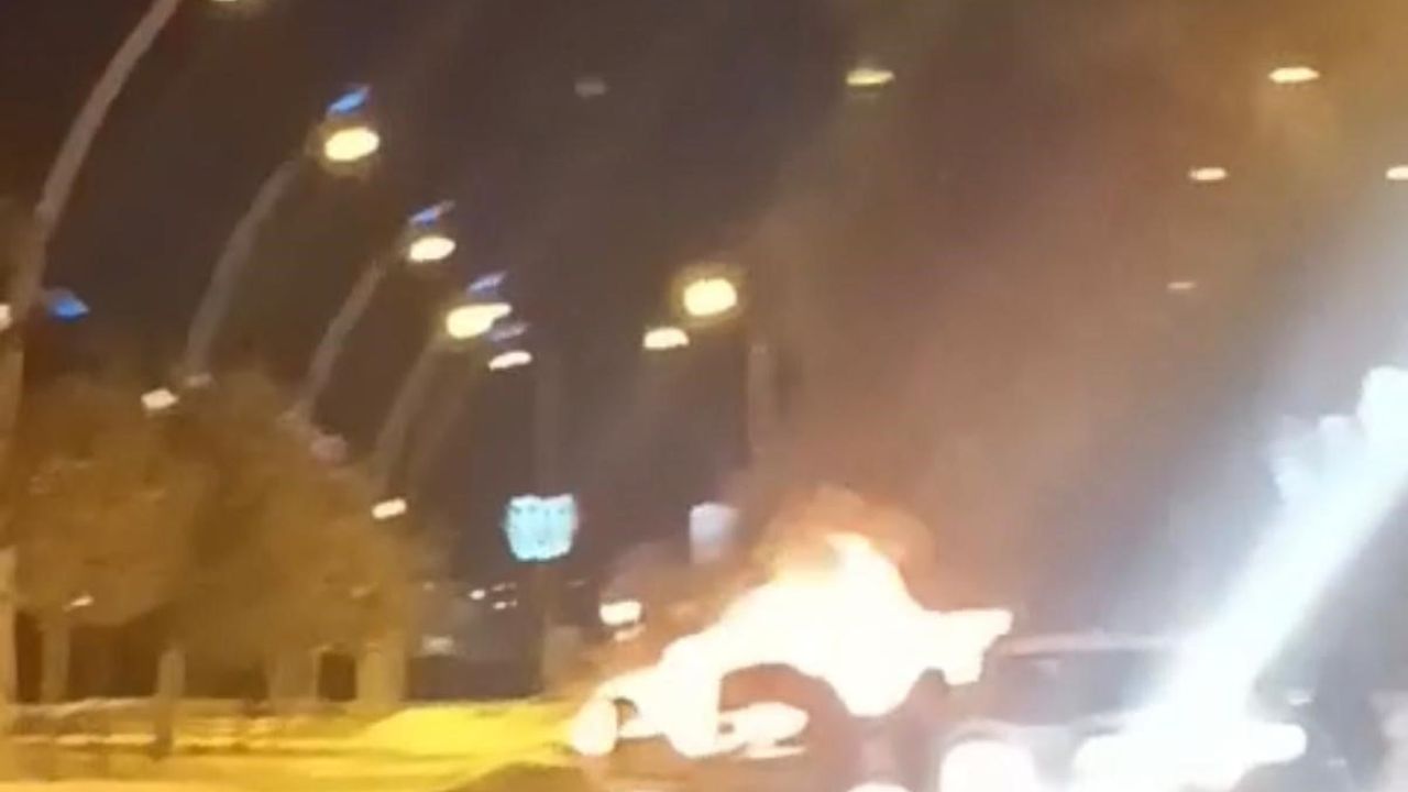 Diyarbakır'da Park Halindeki Araç Alev Alev Yandı