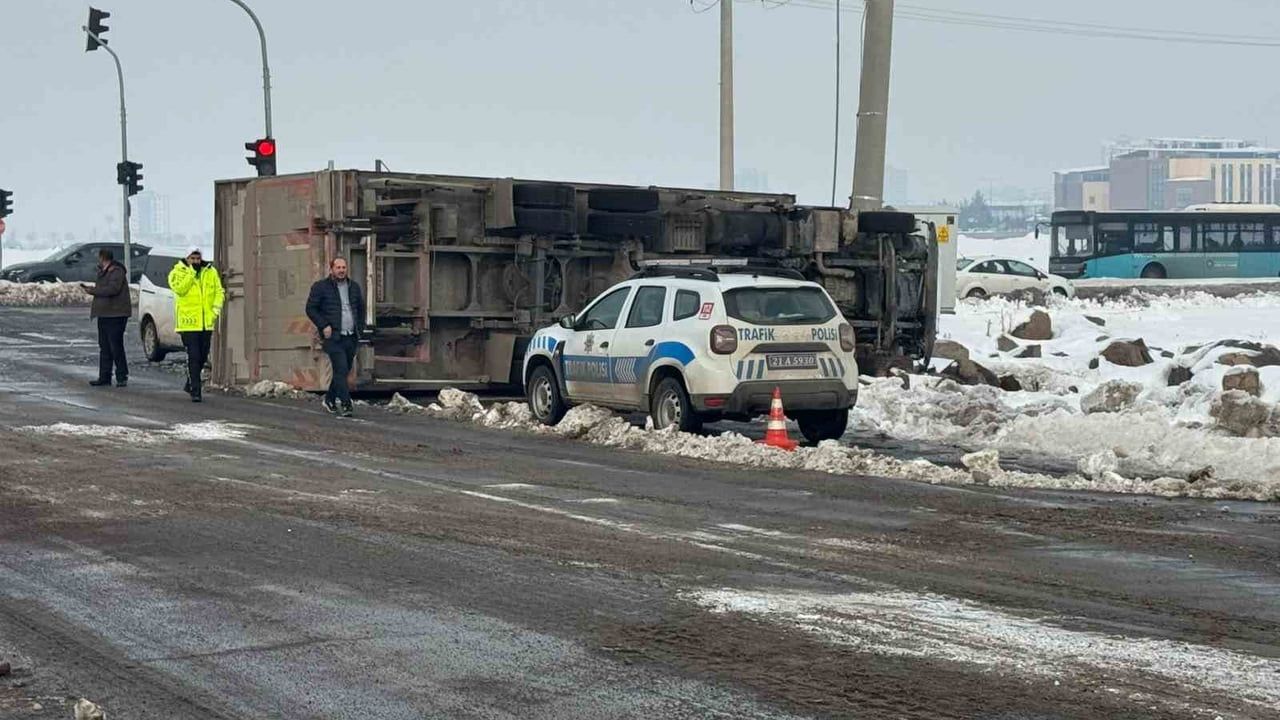 Diyarbakır'da Seyir Halindeki Tır Devrildi