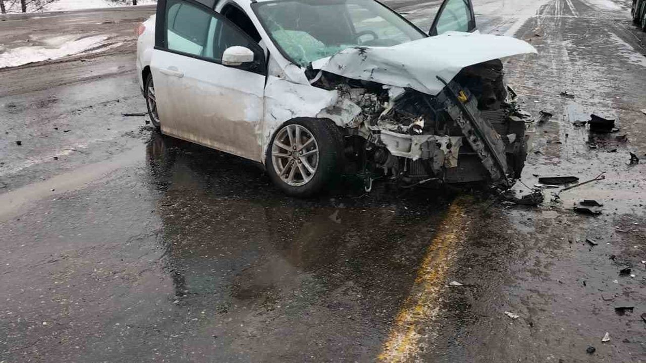 Diyarbakır'da Tır ve Otomobil Çarpıştı