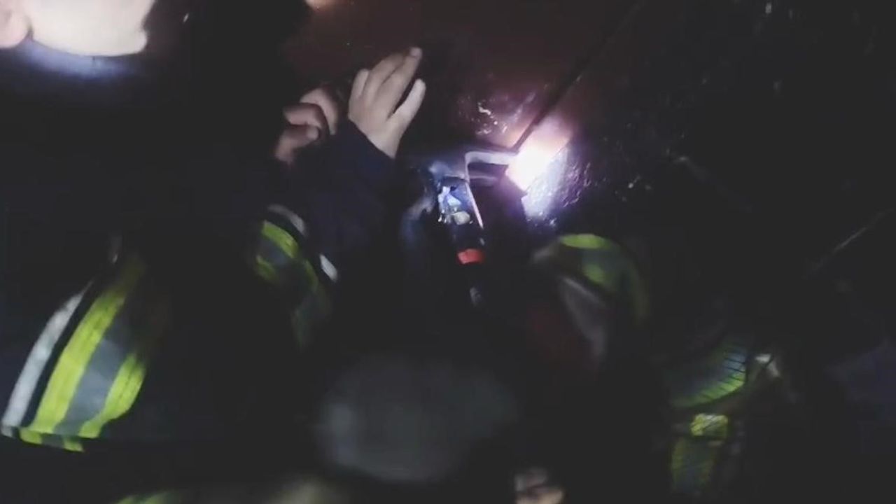 Diyarbakır'da toprak evde yangın: Kısmi çökme yaşandı