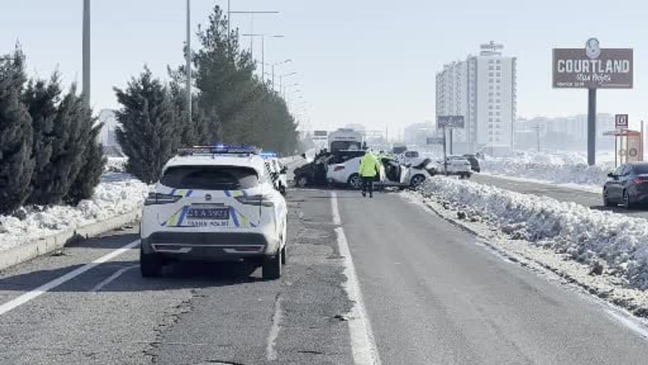Diyarbakır'da Trafik Kazası: 12 Yaralı