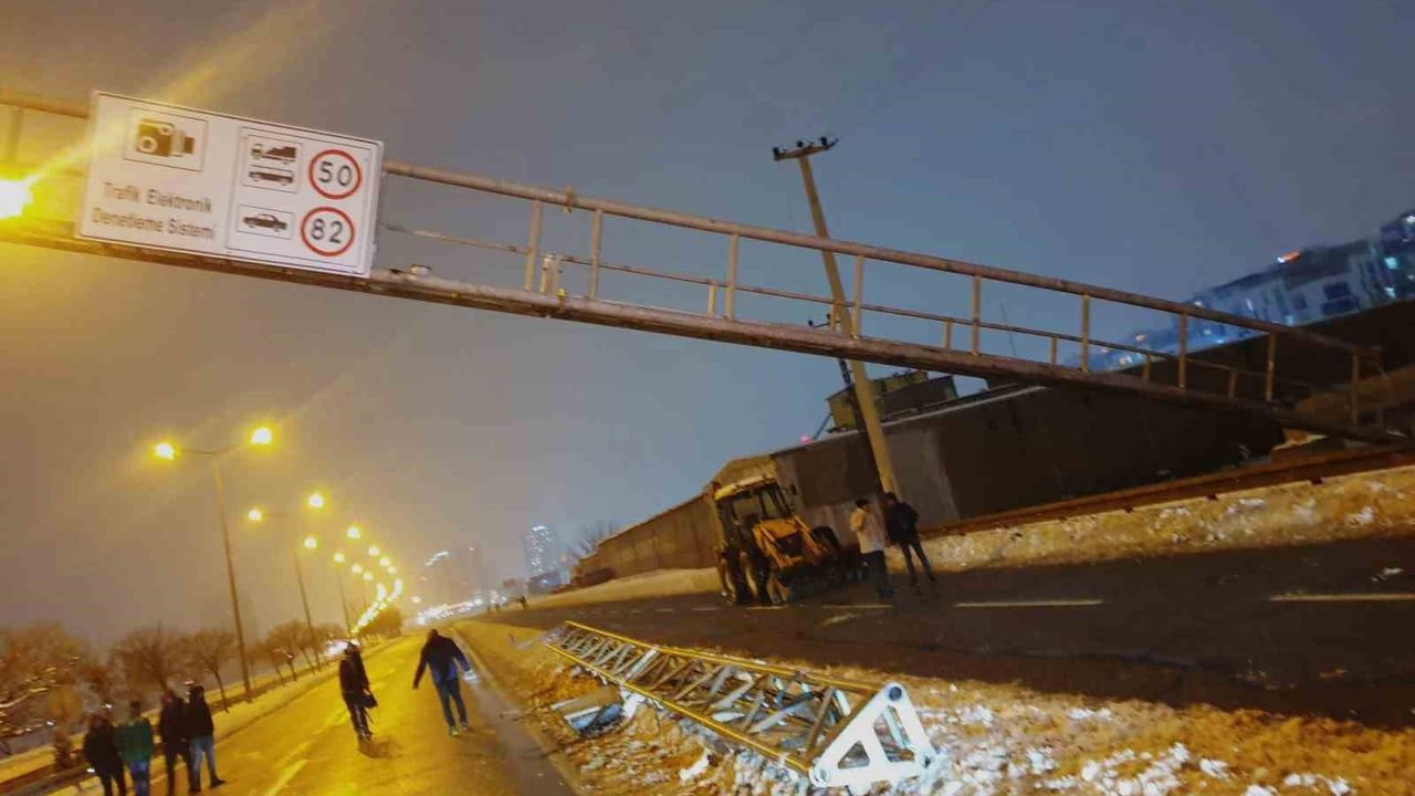 Diyarbakır'da Trafik Levhası İtfaiye Ekipleri Tarafından Onarıldı