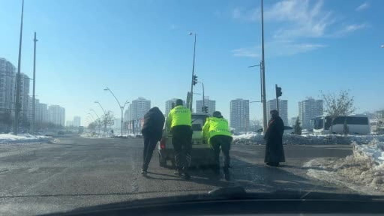 Diyarbakır’da Trafik Polislerinden Sürücüye Yardım Eli